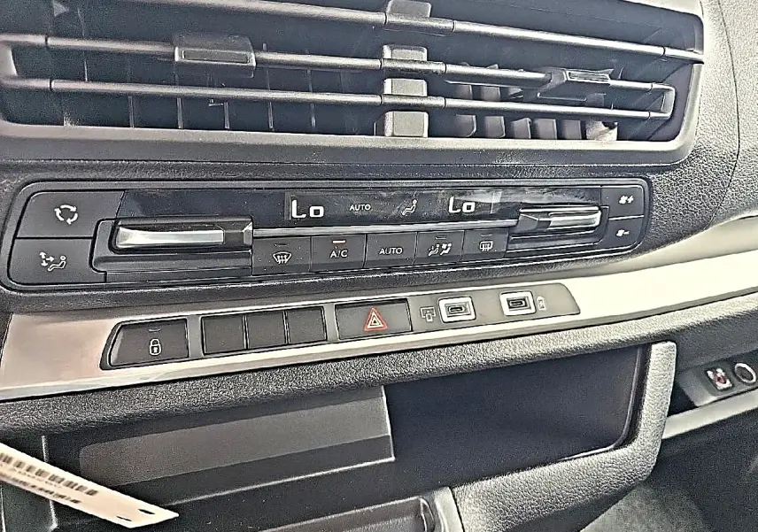 Détail de la console centrale noire du Fiat Scudo Combi 2026, avec commandes climatisation et boutons multifonctions.