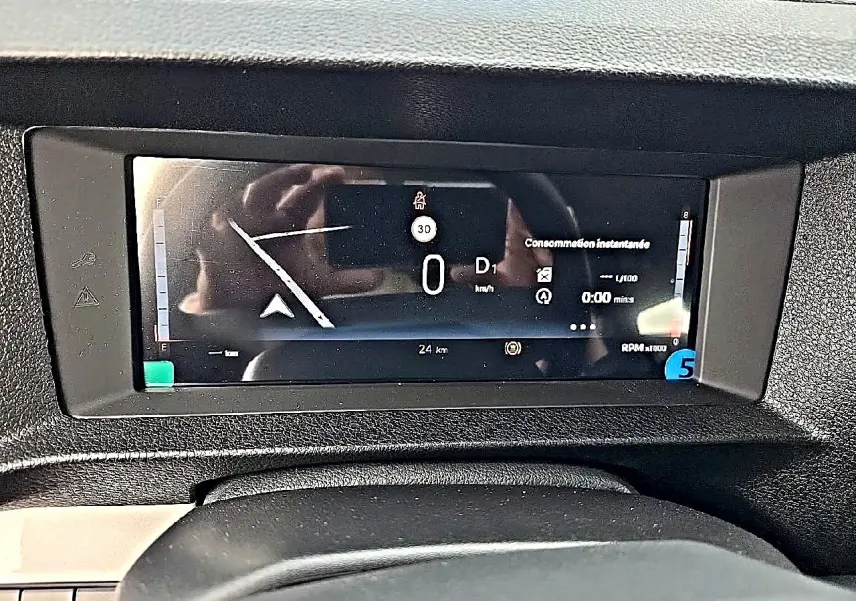 Écran multifonction numérique du tableau de bord du Fiat Scudo Combi noir, affichant la vitesse et la consommation.