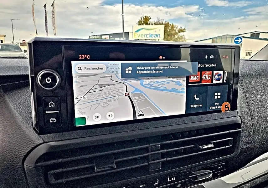 Écran tactile central affichant la navigation et les radios dans l’habitacle d’un Fiat Scudo Combi noir.