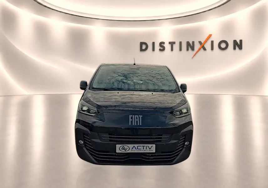 Vue avant d’un FIAT Scudo Combi noir 2026 avec calandre moderne et phares LED, sur fond lumineux intérieur.