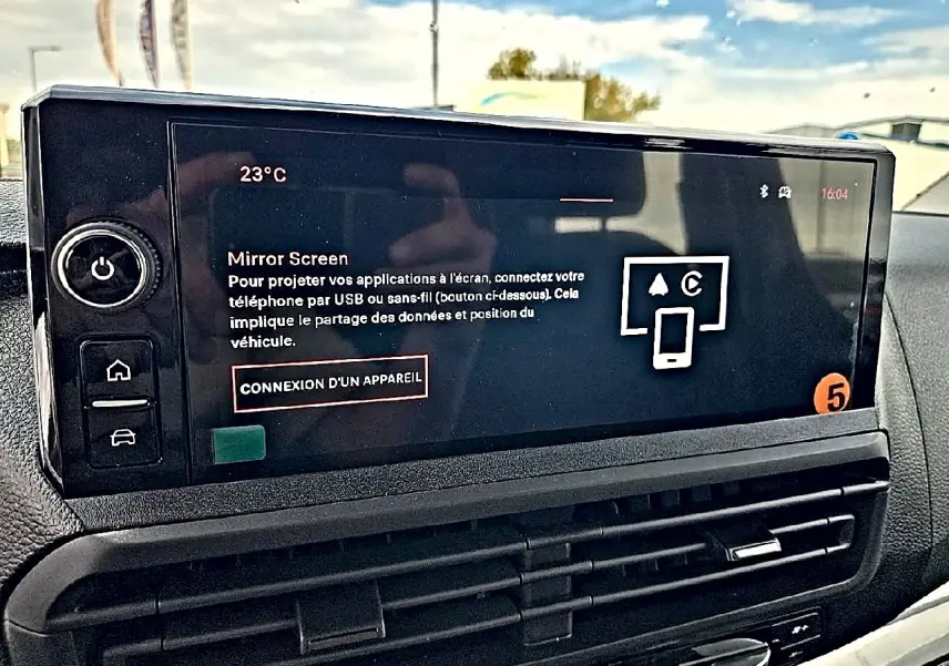 Écran tactile central du tableau de bord du Fiat Scudo Combi noir, avec commandes et affichage Mirror Screen.