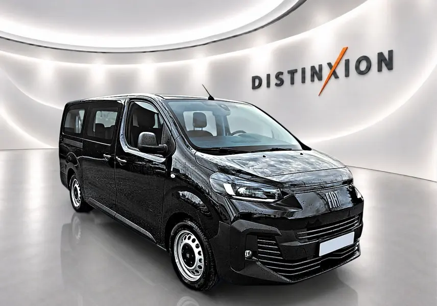 Vue 3/4 avant droit d'un FIAT Scudo Combi noir avec porte latérale coulissante, dans un showroom épuré.