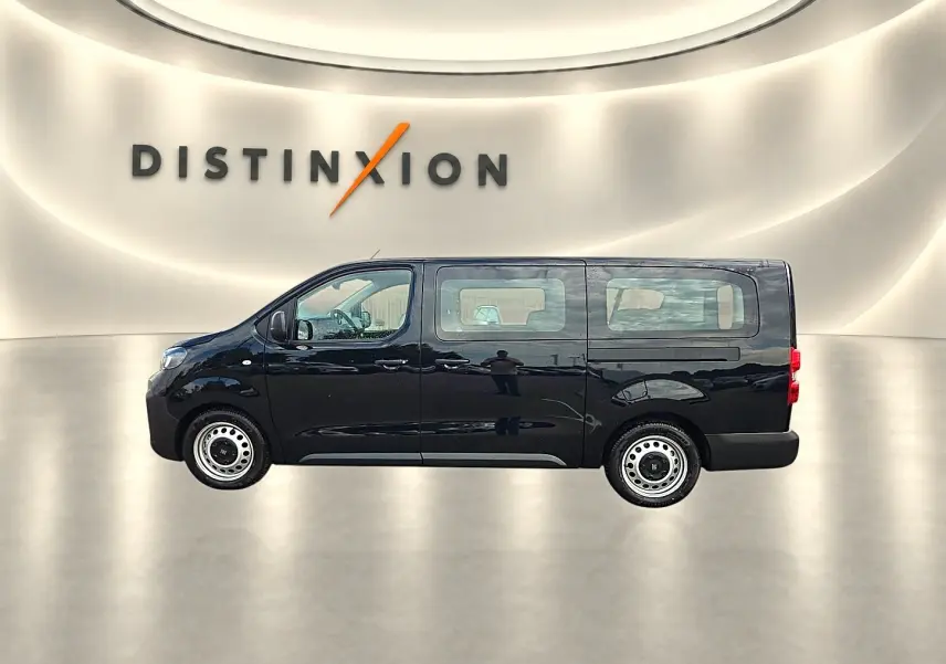 Vue de profil côté gauche du FIAT Scudo Combi noir 2026 avec porte latérale coulissante et vitres teintées.