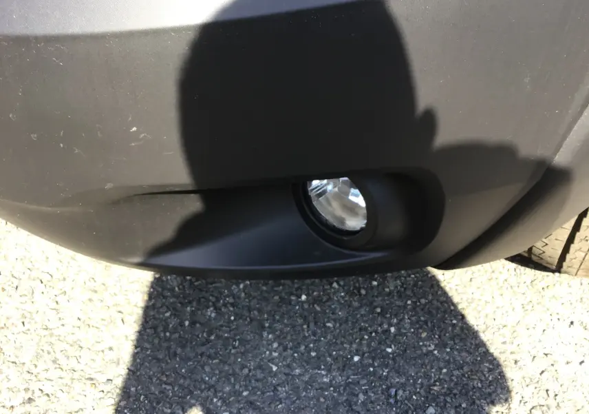 Gros plan sur le feu antibrouillard avant droit du FIAT Ducato Chassis Benne blanc 2023 avec benne acier.