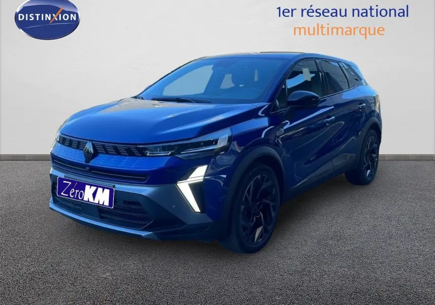 Renault Symbioz E-Tech Full Hybrid 145 Esprit Alpine bleu Iron Metal en 3/4 avant droit avec feux LED allumés.