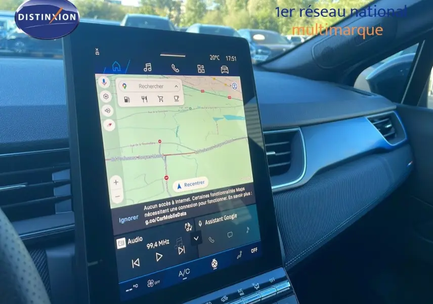 Intérieur du Renault SYMBIOZ E-TECH 145, vue de la console centrale avec écran tactile affichant la navigation.