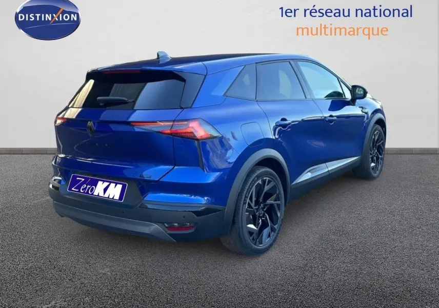 Vue 3/4 arrière droite d'un Renault Symbioz bleu iron metal avec jantes noires et vitres teintées.