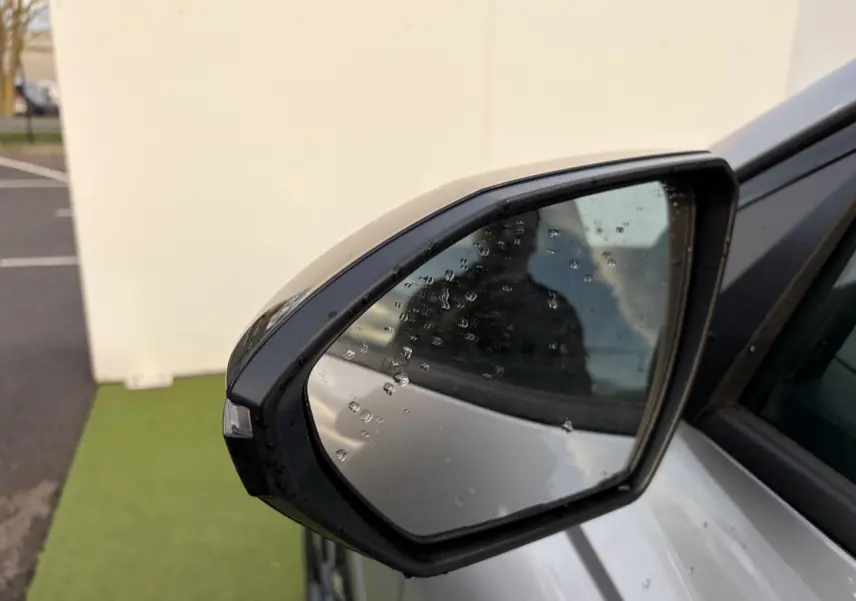 Rétroviseur extérieur côté gauche d’un Hyundai Tucson 2025 argent métallisé avec clignotant intégré.