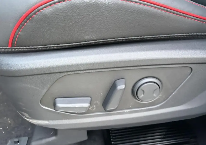 Détail des commandes électriques du siège avant gauche en cuir noir avec surpiqûres rouges du Hyundai Tucson N Line 2025.