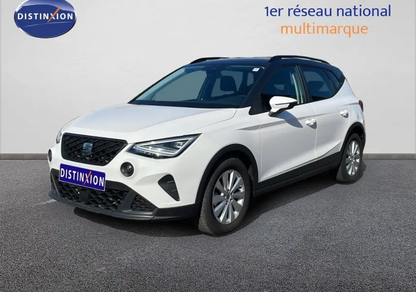 SEAT Arona blanc métal avec toit noir, vue 3/4 avant droit, mettant en valeur ses lignes modernes et ses phares LED.