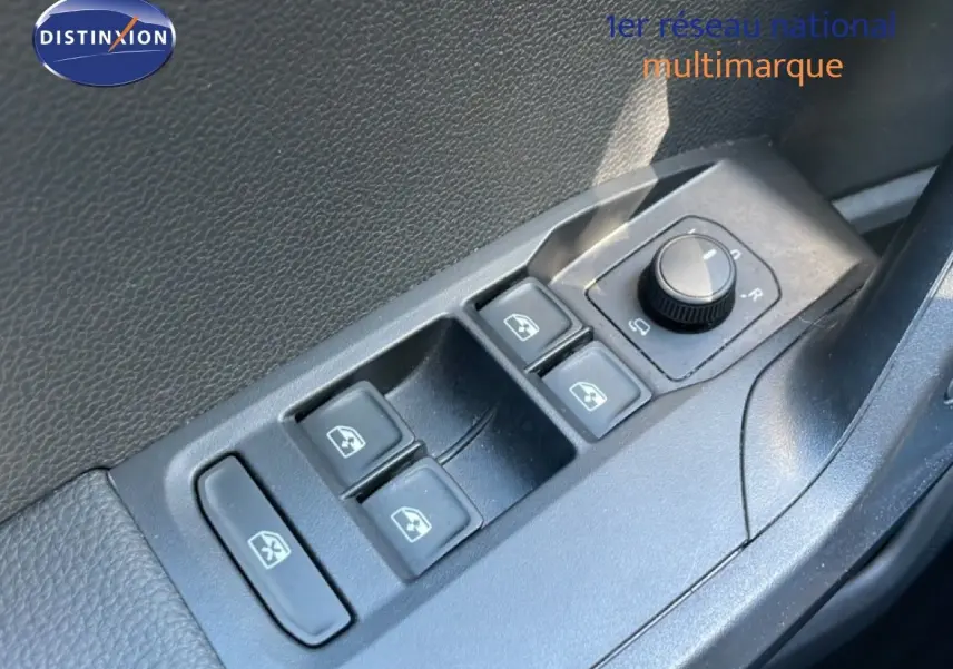 Gros plan sur les commandes des vitres électriques et réglage des rétroviseurs côté conducteur d'un SEAT Arona blanc métal toit noir.