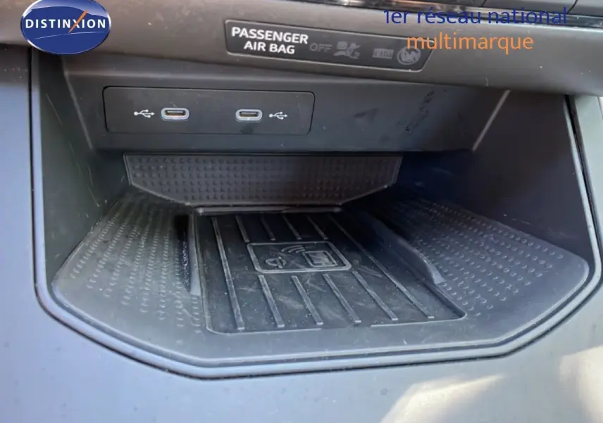 Gros plan sur la zone de recharge sans fil et ports USB-C du tableau de bord du SEAT Arona 2025 blanc métal toit noir.