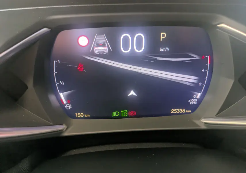 Tableau de bord numérique du DS3 2024, affichant la vitesse à 0 km/h et le compteur de 25 336 km.