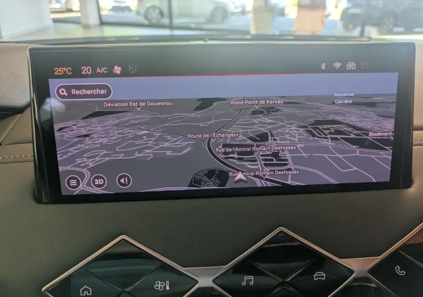 Écran tactile central affichant la navigation GPS dans l'habitacle noir du DS3 2024, vue de face rapprochée.