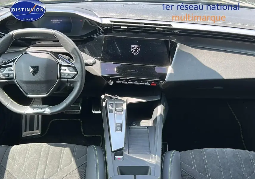 Intérieur de Peugeot 408 Hybrid noir, vue plongeante sur le volant cuir et la console centrale moderne.