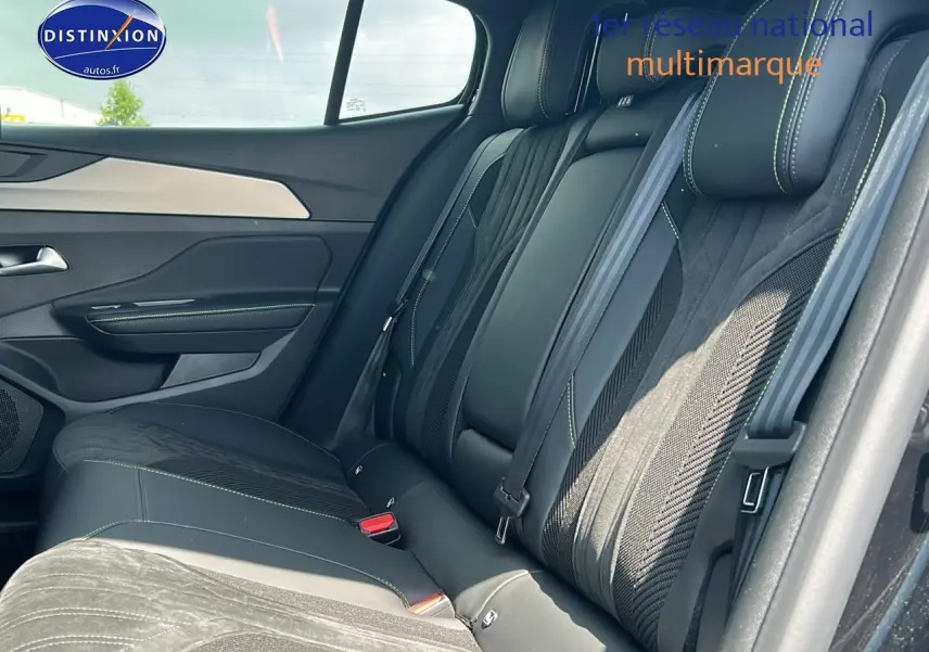 Vue intérieure côté droit sur la banquette arrière noire avec surpiqûres vertes du Peugeot 408 Hybrid 145 GT 2024.