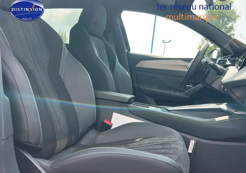 Intérieur avant droit de la Peugeot 408 Hybrid 145 GT noir, avec sièges sport en cuir et alcantara, accoudoir central.