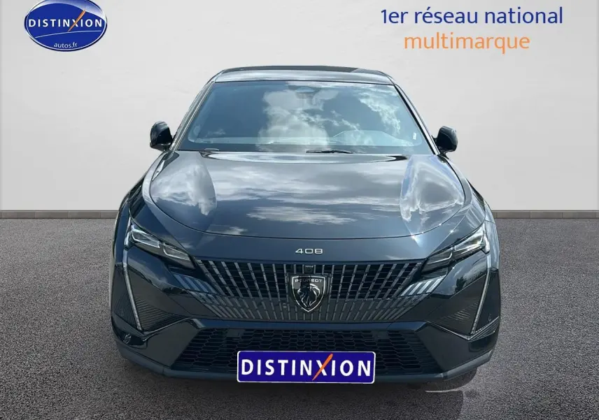 Vue frontale d'une Peugeot 408 Hybrid 145 GT e-dcs6 noire avec calandre distinctive et phares LED fins.