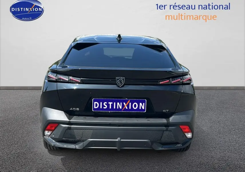 Vue arrière d'une Peugeot 408 Hybrid 145 GT noire avec feux LED et lunette arrière surteintée.