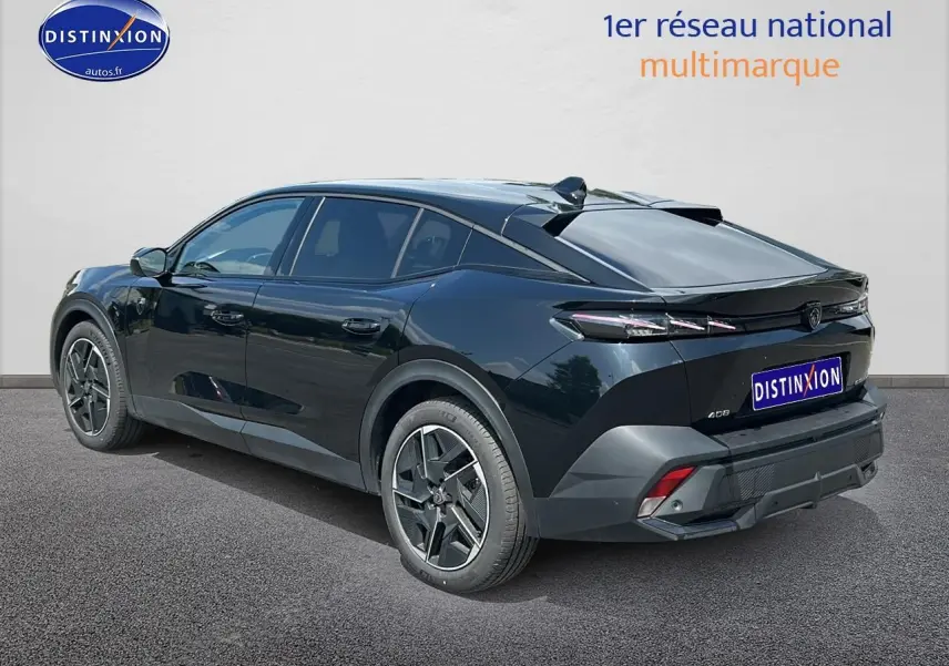 PEUGEOT 408 Hybrid 145 GT noir en 3/4 arrière droit, avec feux LED et jantes alu distinctives.