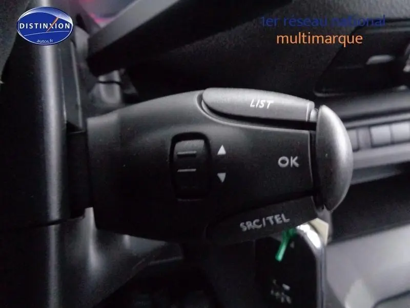 Gros plan sur la commande au volant du Peugeot Expert Fourgon gris acier, montrant les boutons LIST, OK et SRC/TEL.