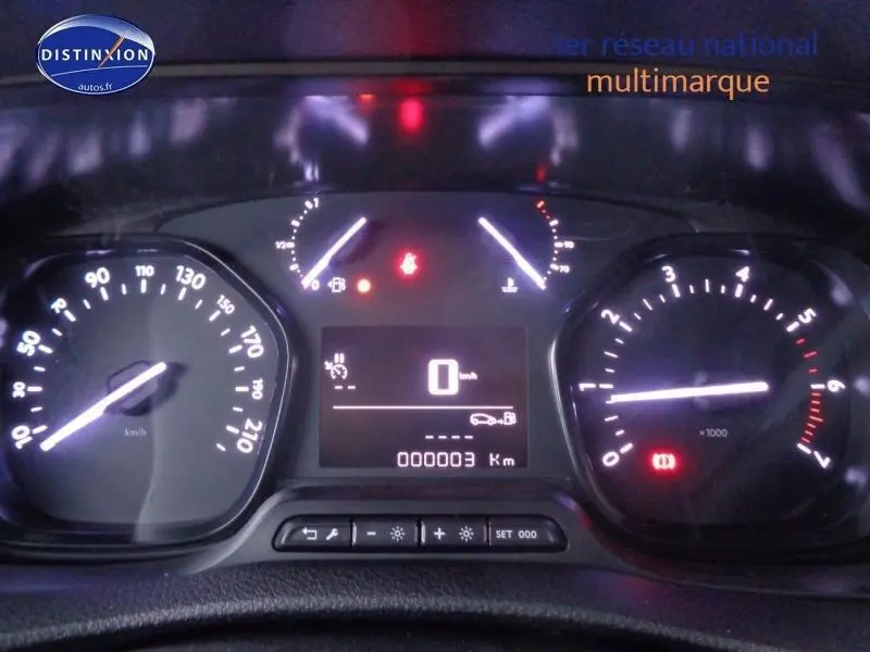 Tableau de bord du Peugeot Expert Fourgon gris acier, affichage digital et compteurs analogiques éclairés de nuit