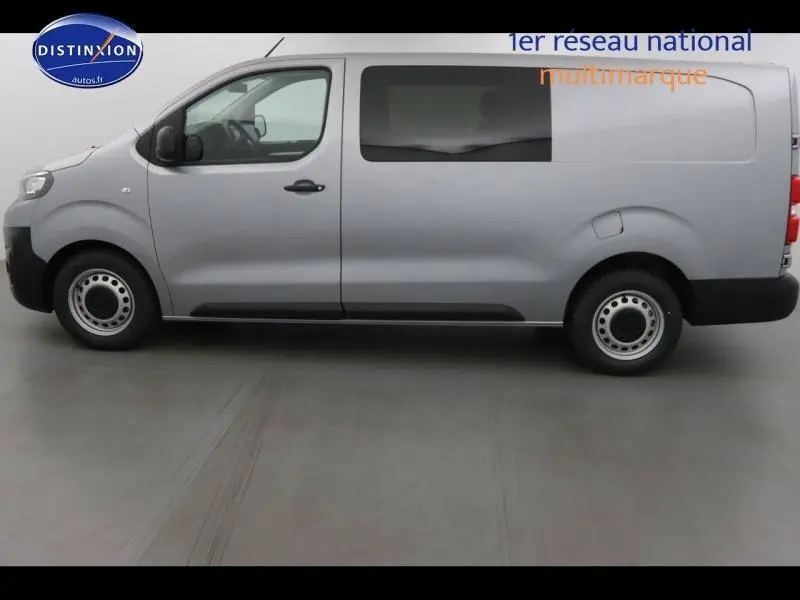 Profil droit d'un Peugeot Expert Fourgon XL gris acier métal 2023 avec vitre latérale teintée et portes coulissantes.