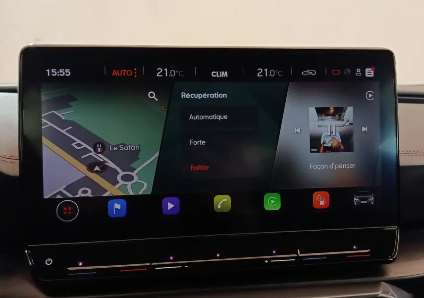Écran tactile central du tableau de bord du CUPRA Formentor 1.4 e-HYBRID 2024 affichant navigation et options de récupération d'énergie.