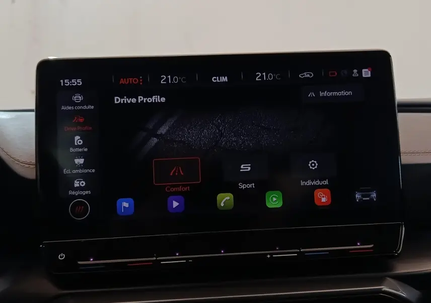 Écran tactile central du tableau de bord du CUPRA Formentor noir, affichant les modes de conduite.