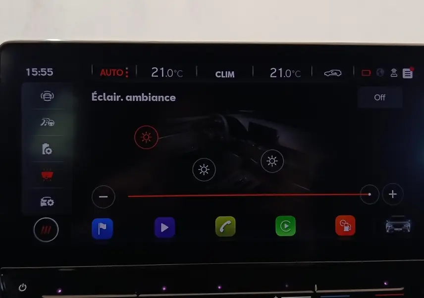 Écran tactile intérieur affichant les réglages d’éclairage d’ambiance du CUPRA Formentor noir, vue de face.