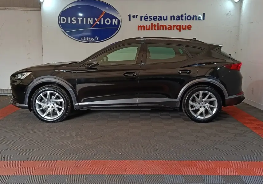 Profil droit d'un CUPRA Formentor noir 2024 avec rails de toit et jantes argentées, en intérieur showroom.