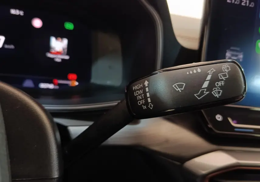 Gros plan sur la commande des essuie-glaces dans l’habitacle noir du CUPRA Formentor 1.4 e-HYBRID 2024.