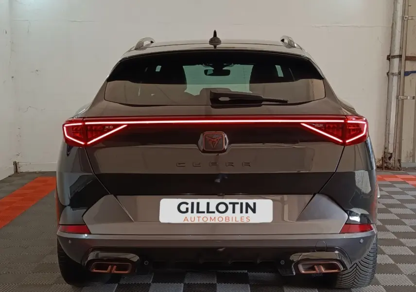 Vue arrière d'un CUPRA Formentor noir 2024 avec feux LED en bande continue et double sortie d'échappement rectangulaire.