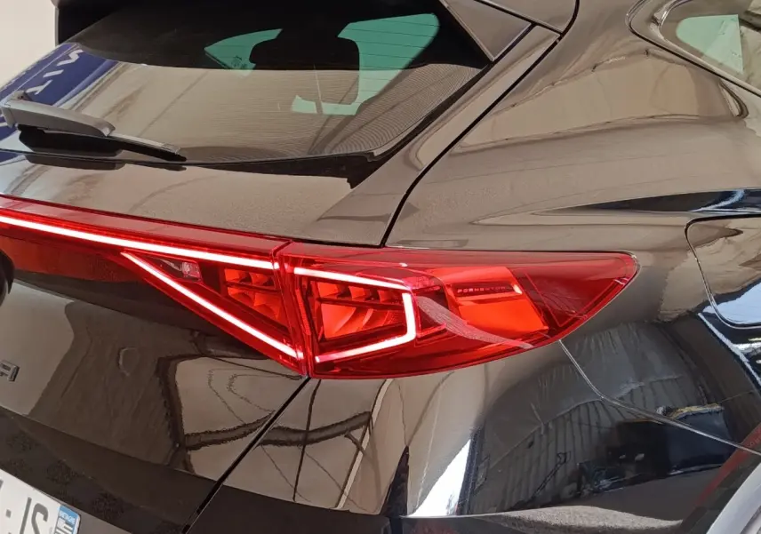 Gros plan sur le feu arrière droit rouge du CUPRA Formentor noir 2024 avec rails de toit assortis visibles.