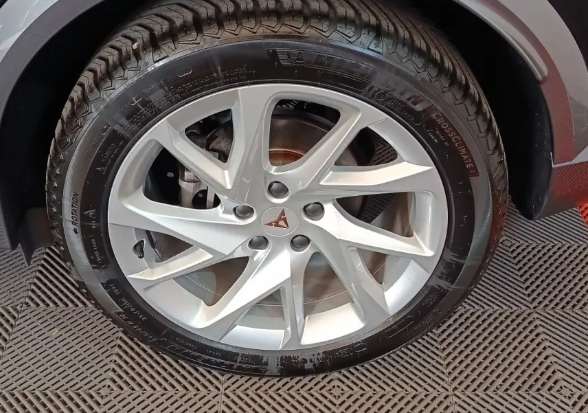 Gros plan sur la roue avant droite avec jante argentée et logo CUPRA sur un CUPRA Formentor noir.