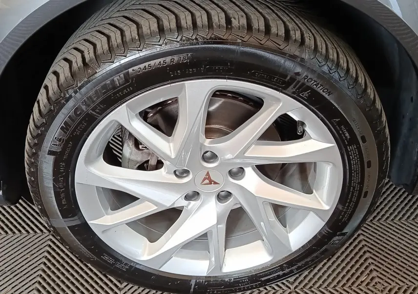 Gros plan sur la jante argentée à 5 doubles branches du CUPRA Formentor noir, avec pneu Michelin visible.