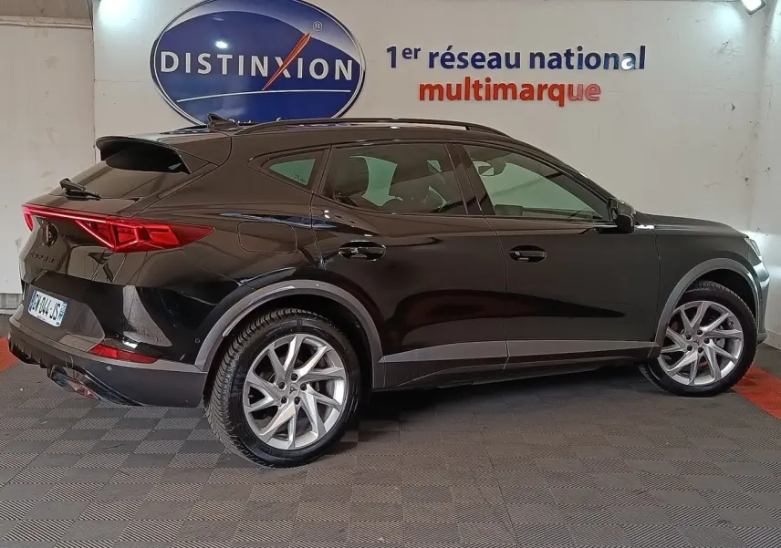 Vue latérale droite d'un CUPRA Formentor noir 2024 avec rails de toit assortis et jantes alliage.