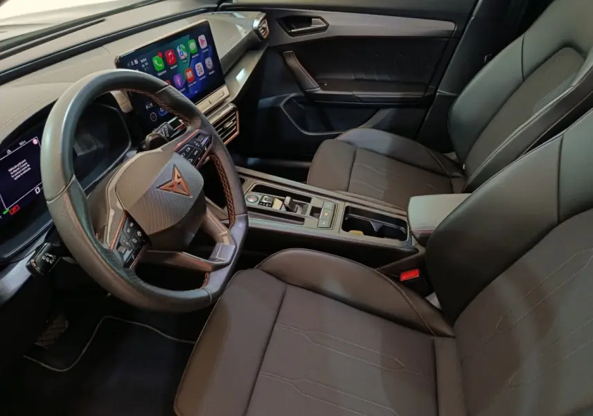 Vue intérieure côté conducteur du CUPRA Formentor noir 2024, avec tableau de bord digital et écran tactile central.