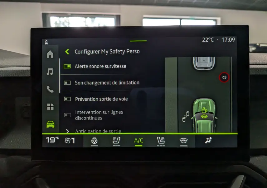 Écran tactile intérieur du Dacia Duster Hybrid-G 150 CH 4x4 blanc, affichant les réglages d'alerte et sécurité.