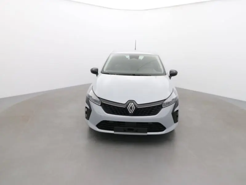 Vue avant d'une Renault Clio 2025 gris schiste avec calandre noire et logo Renault central bien visible.
