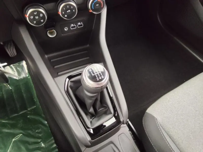 Le levier de vitesses manuel de la Renault Clio 1.5 dCi 100ch Evolution 2025 vu en gros plan côté console centrale.