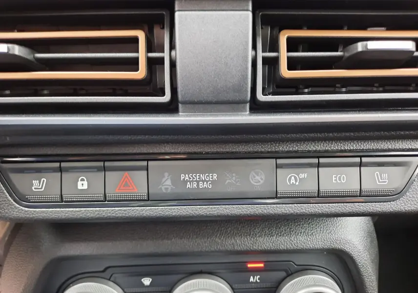 Tableau de bord du Dacia Sandero Stepway 2025 montrant les commandes de climatisation et boutons fonctionnels en gros plan.