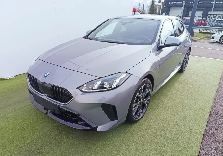 BMW Série 1 gris Skyscraper vue 3/4 avant droit avec toit noir et jantes alliage 18 pouces M Sport.