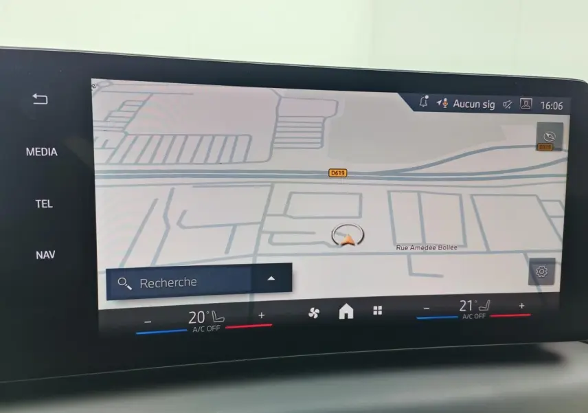 Écran tactile central affichant la navigation GPS avec carte et commandes climatisation bi-zone dans une BMW Série 1 2025.