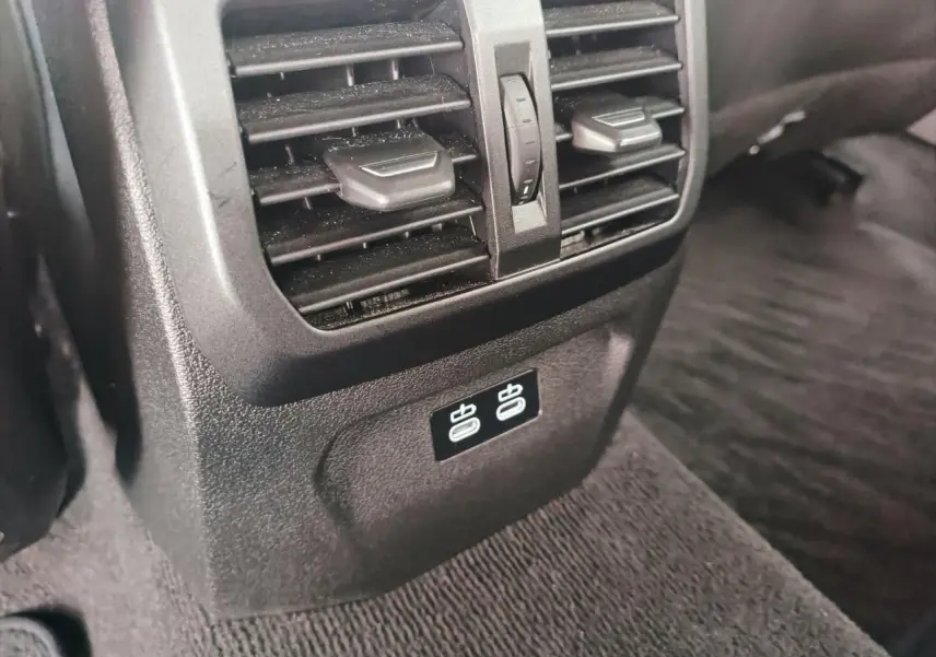 Prise USB double et sortie d’aération arrière dans l’habitacle d’une BMW Série 1 F70 gris Skyscraper avec toit noir.