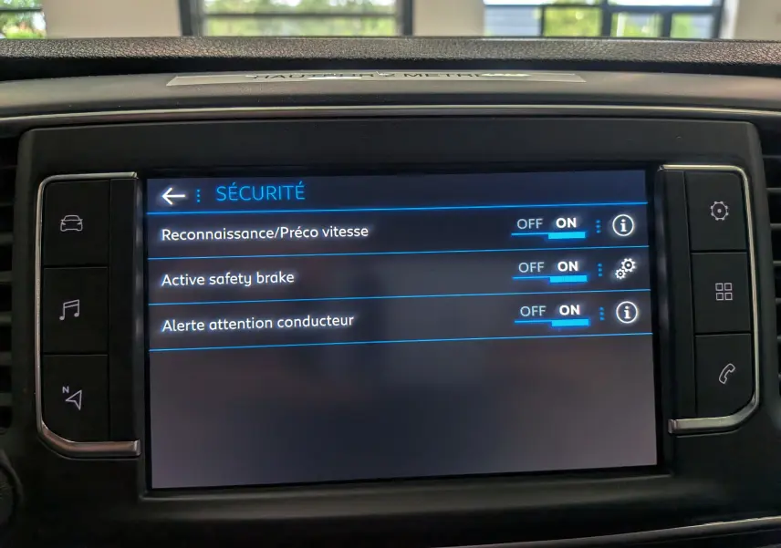 Écran central du Peugeot Expert Fourgon 2023 montrant les réglages de sécurité activés, interface tactile noire.