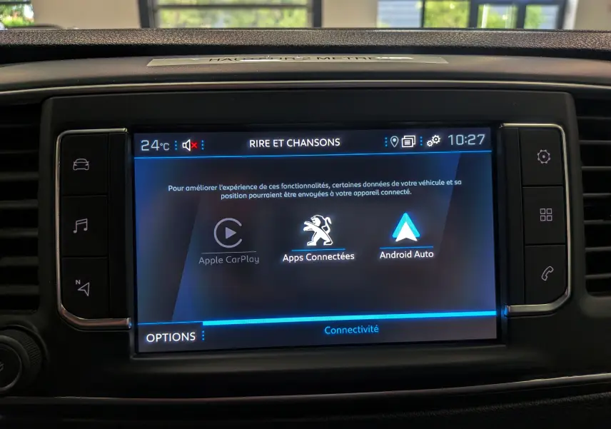 Écran central tactile du Peugeot Expert Fourgon 2023 montrant les options Apple CarPlay, Apps Connectées et Android Auto.