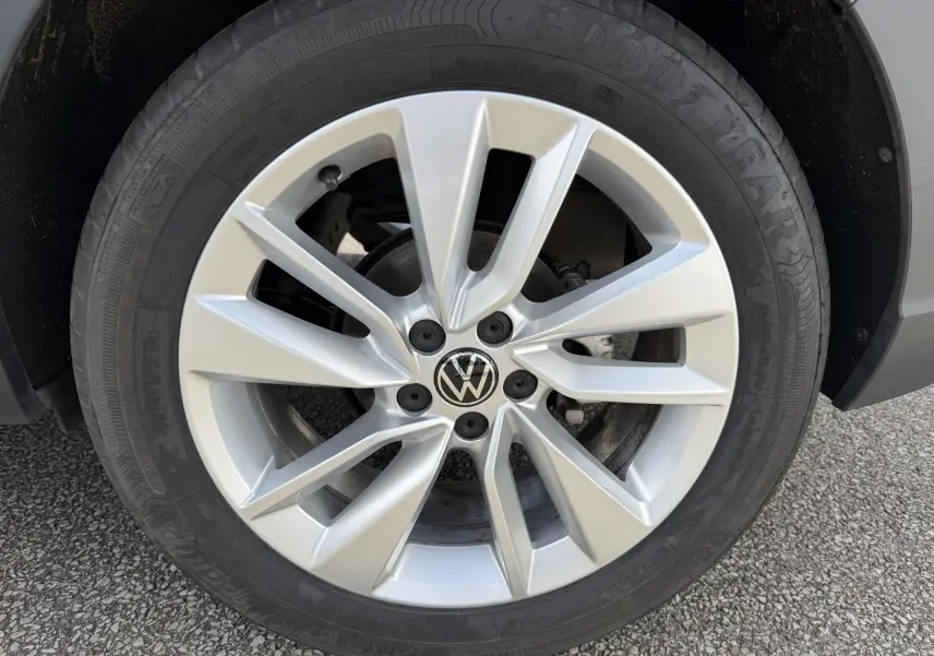 Gros plan sur la jante alliage 17 pouces Bangalore argentée du Volkswagen Taigo bleu, avec logo VW au centre.