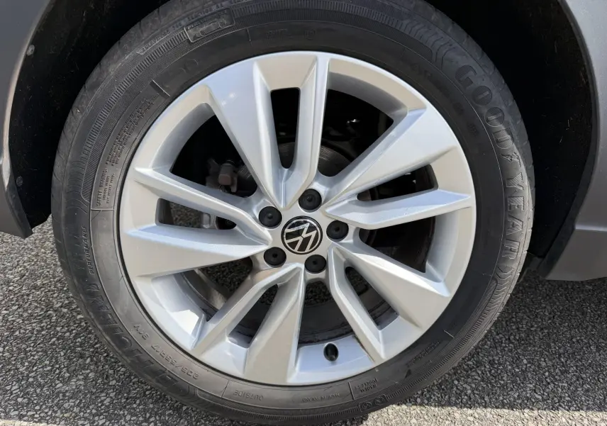 Gros plan sur la jante alliage argentée 17 pouces du Volkswagen Taigo avec pneu Goodyear visible.