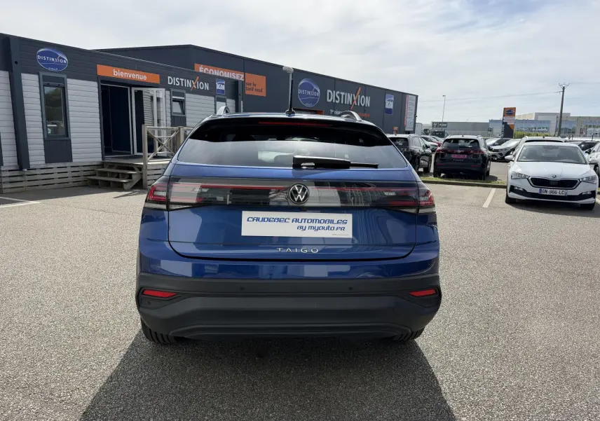 Vue arrière d'un Volkswagen Taigo bleu métallisé 2025 avec feux arrière LED et logo central visible.